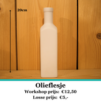 Olieflesje van keramiek om zelf te schilderen. Workshop prijs: €12,50. Losse Prijs: €5,-