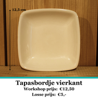 Vierkant tapasbordje van keramiek om zelf te schilderen. Workshop prijs: €12,50. Losse Prijs: €5,-