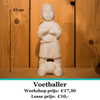 Voetballer van keramiek om zelf te schilderen. Workshop prijs: €17,50. Losse Prijs: €10,-